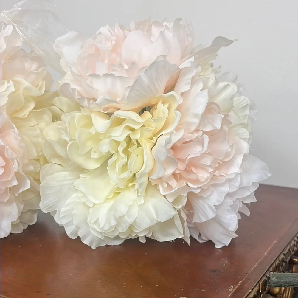 Elegant Cream and Pink Floral Arrangement